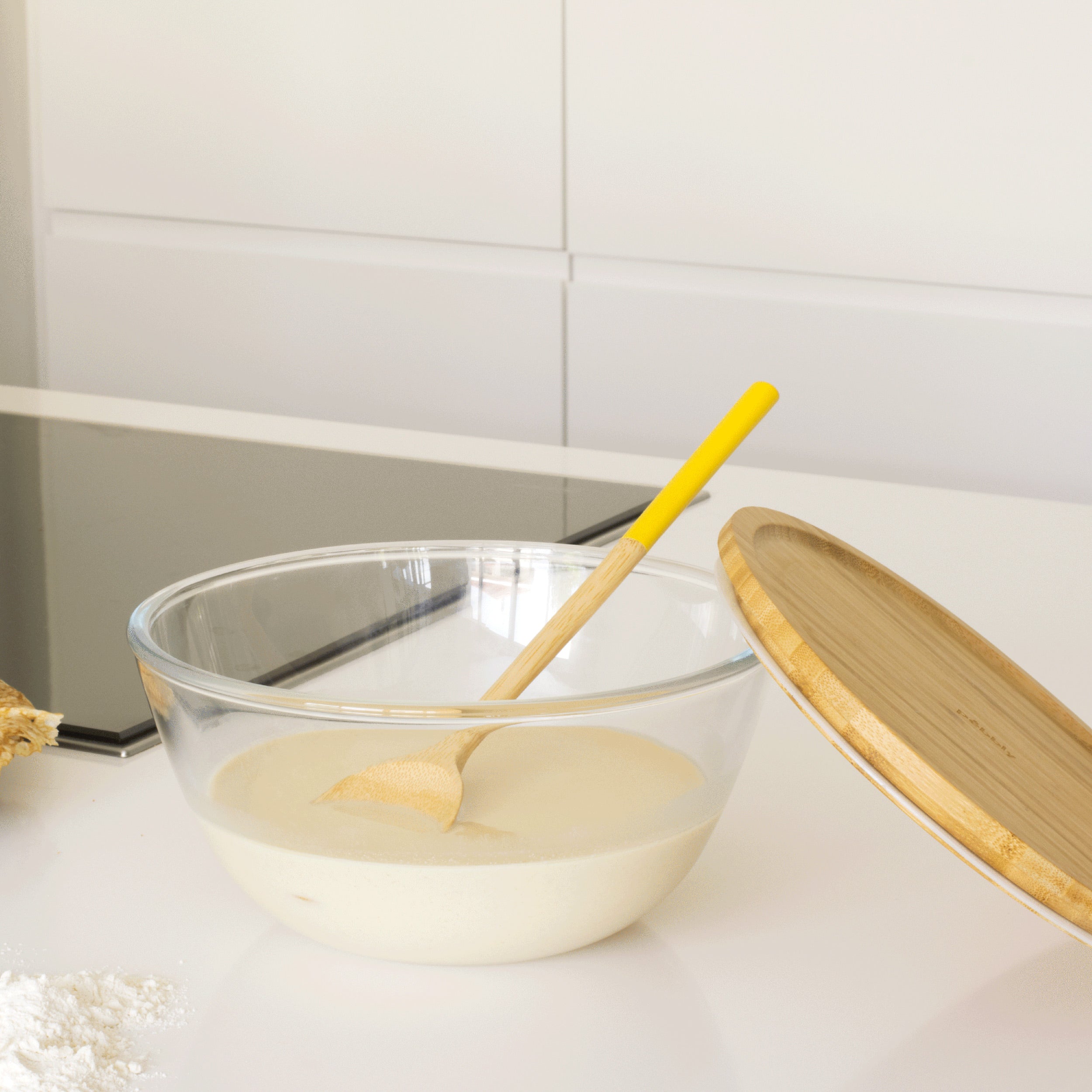 Glass Mixing Bowl With Bamboo Lid 2.6 Litre - Image 2